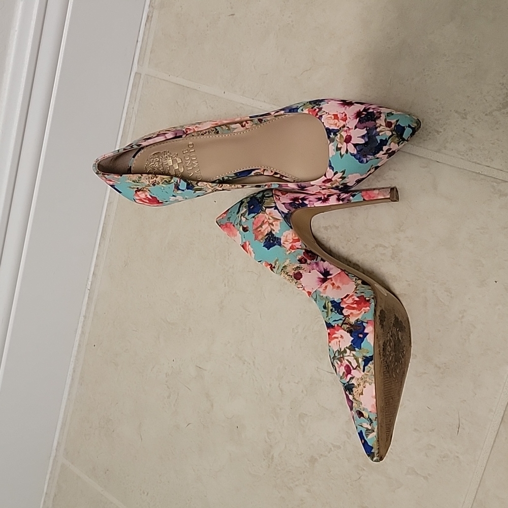 Vince Camuto Callista Floral Pumps - size 37/7